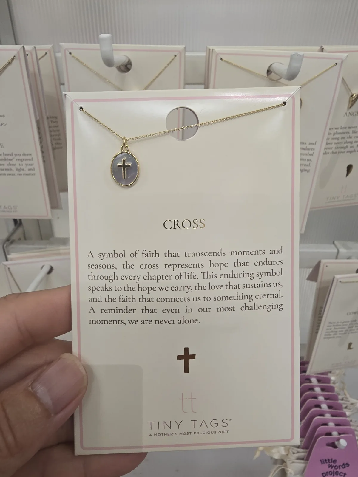 Tiny Tags Cross 十字架项链故事卡正面,吊坠加一段关于信仰的英文文案