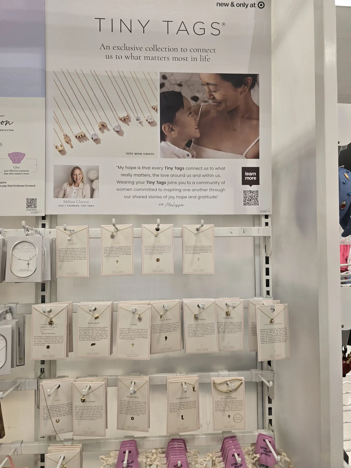 加州一家 Target 店内的 Tiny Tags 独家项链专区,白色挂板墙上一排排命名故事卡