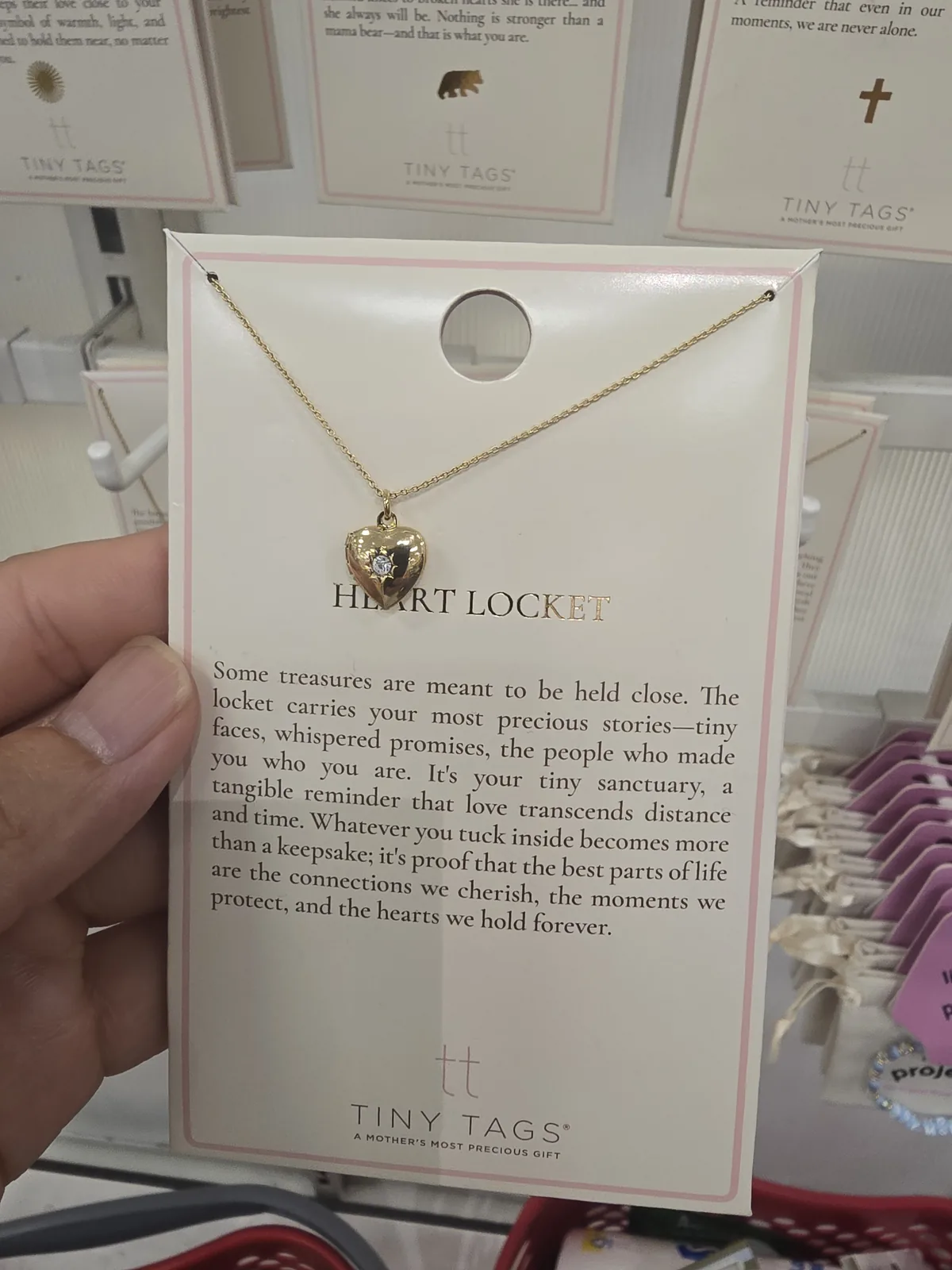 Tiny Tags Heart Locket 心形吊坠项链故事卡正面,金色小心锁加一段文案