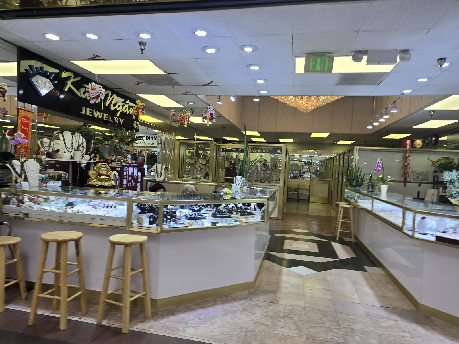 Kim Ngan Jewelry 多摊位金饰柜台,吊灯、木凳、拼花地面、金色招财物
