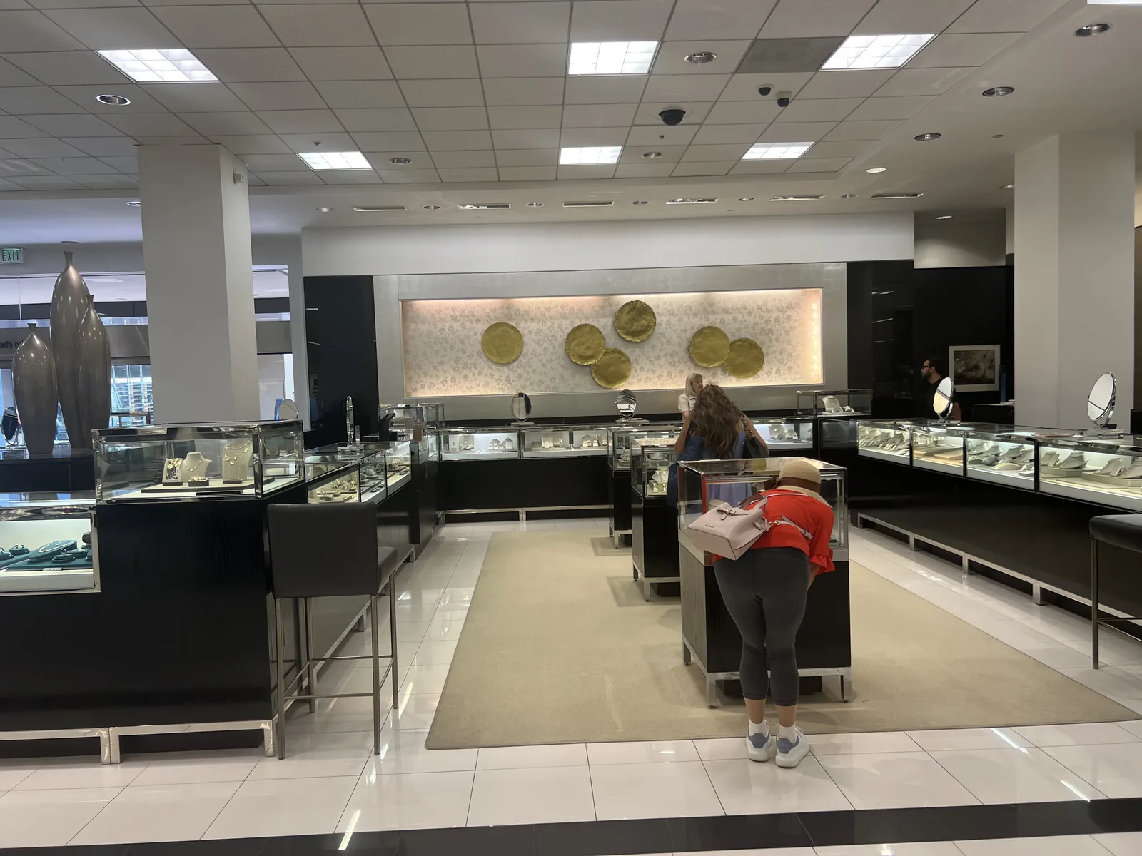 Bloomingdale's Fine Collection 精品珠宝区,黑色玻璃柜与绒托,顾客在柜台前挑选