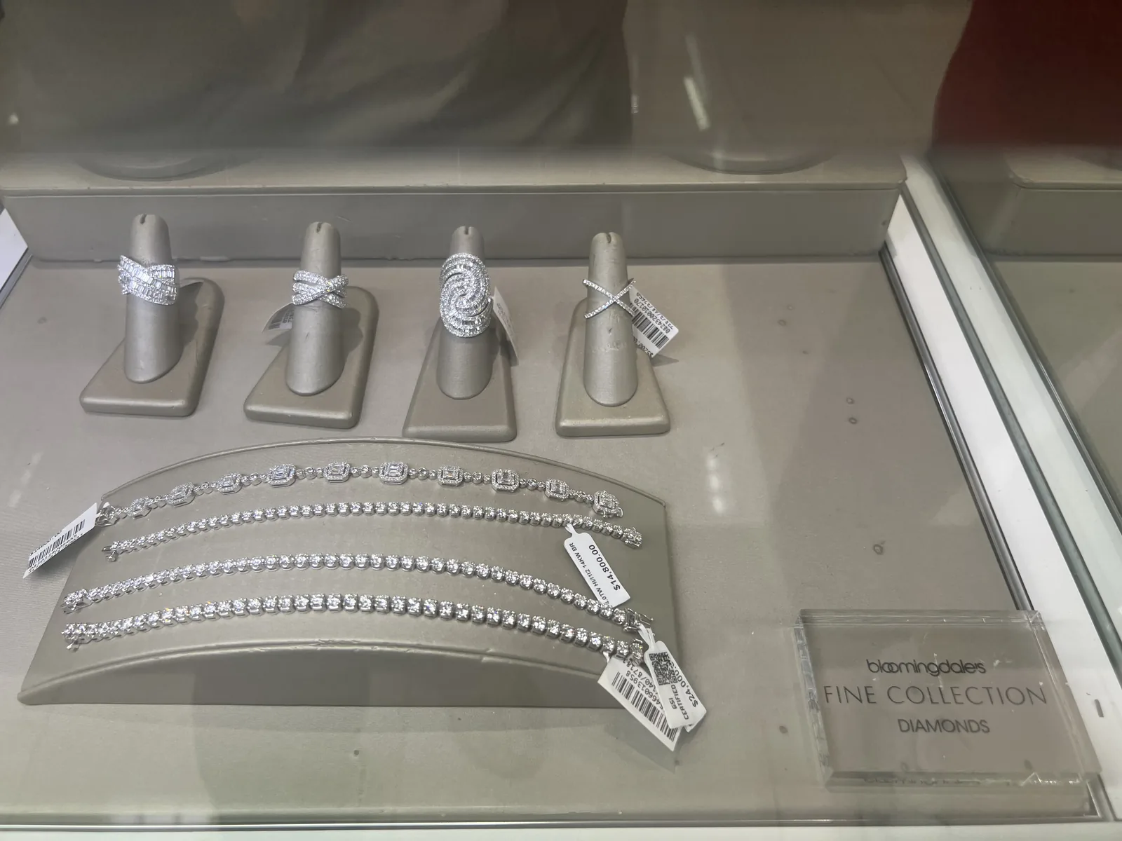 bloomingdale's FINE COLLECTION DIAMONDS 柜台,钻石戒指与钻石网球手链