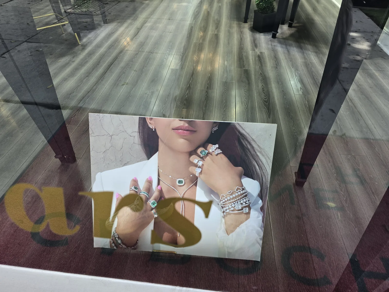 Cabochon 门店与相邻店铺,Montana Ave 高街街景