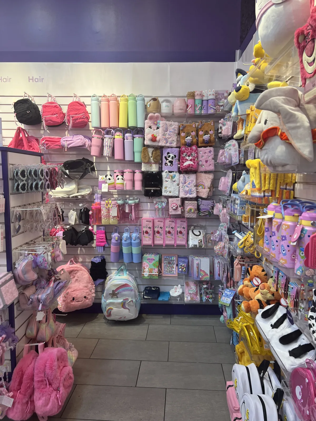 Claire’s 店内发饰、头箍等泛少女杂货陈列