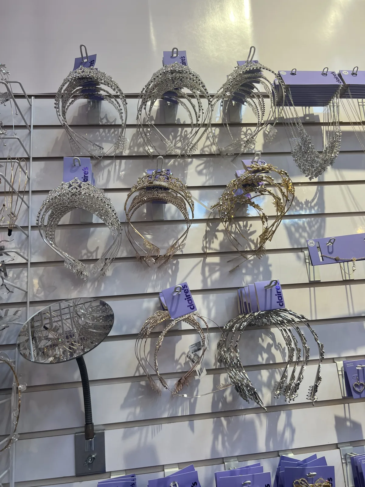 Claire’s 皇冠、头饰等派对饰品陈列