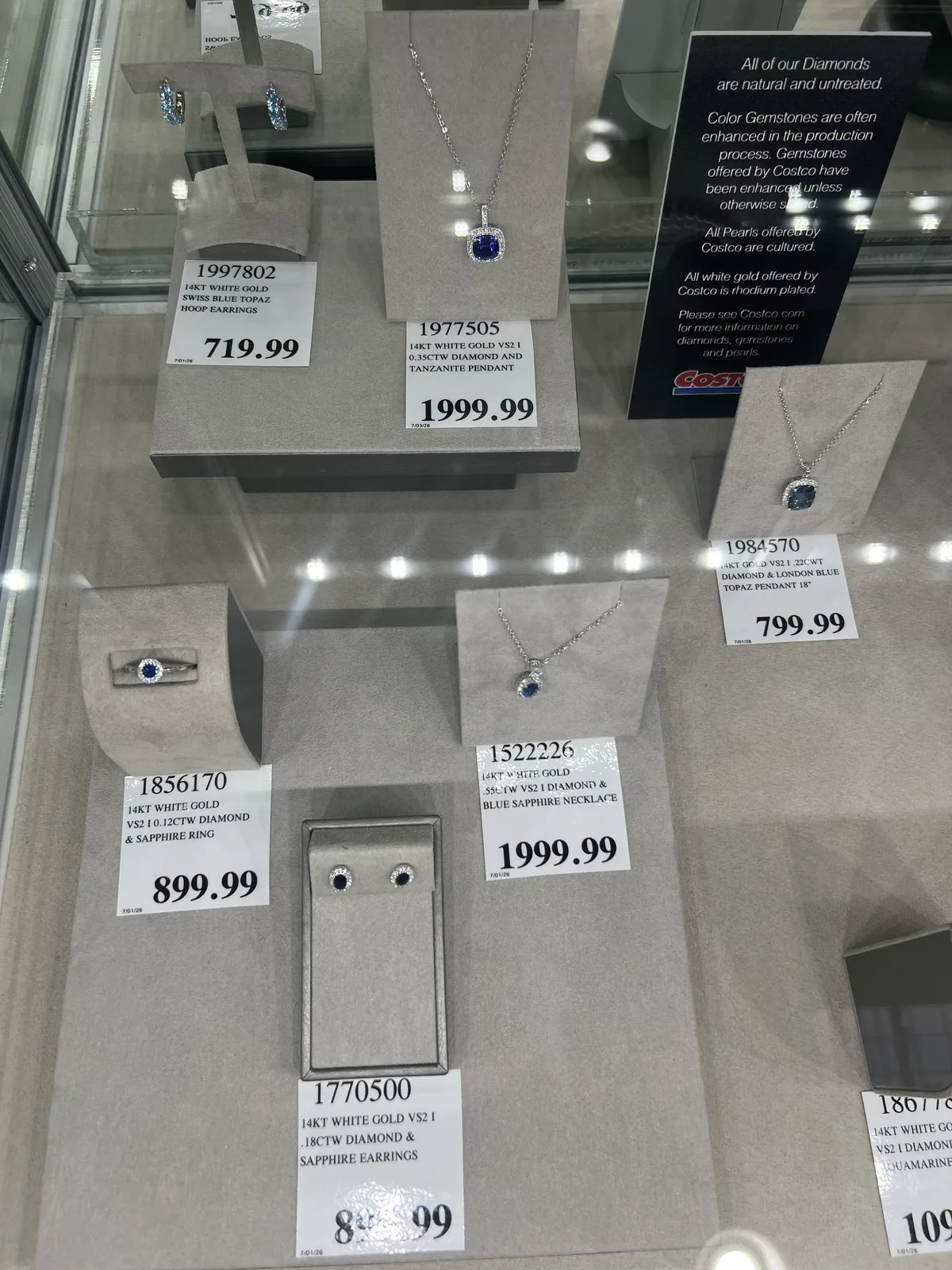 Costco 彩宝柜台,蓝宝石、坦桑石、蓝托帕石配钻的戒指项链耳饰,标价数百到两千美元