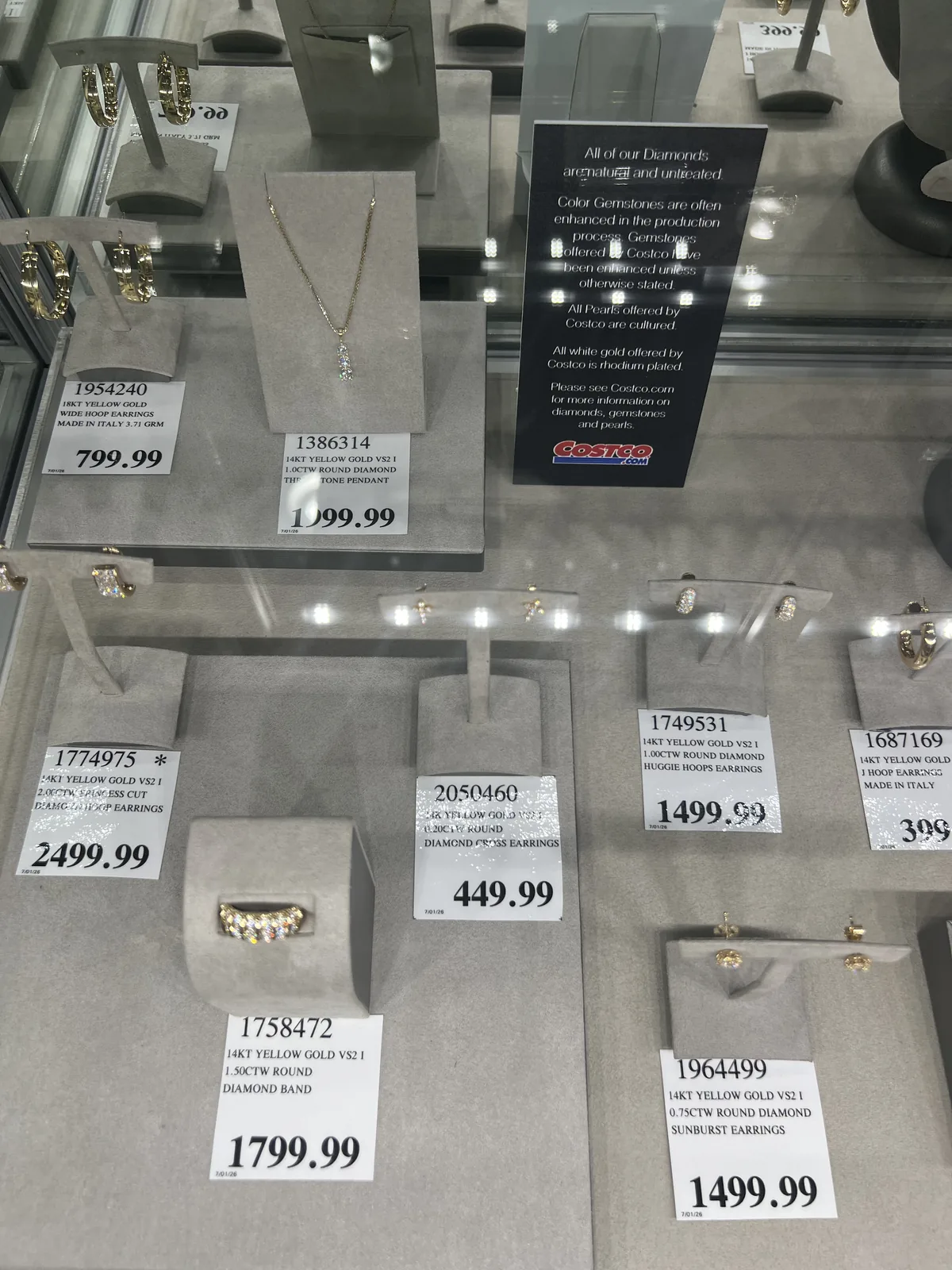 Costco 黄金钻石耳饰与戒指柜台,14KT 黄金 VS2 圆钻,标价数百到两千余美元