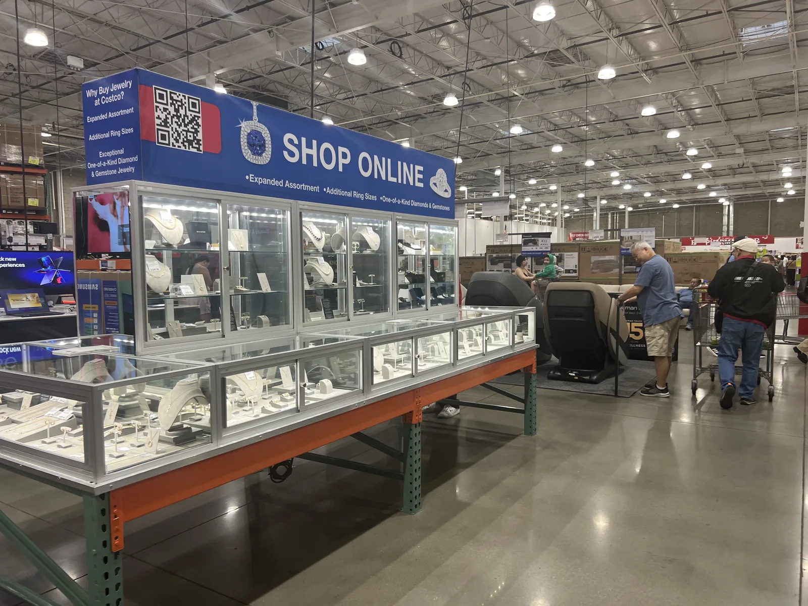 Costco Tustin 卖场中央的钻石珠宝柜台