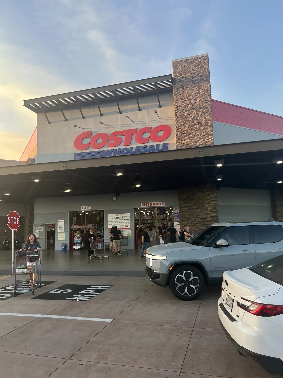 加州 Tustin 的 Costco Wholesale 门店外观,黄昏时分的入口与停车场