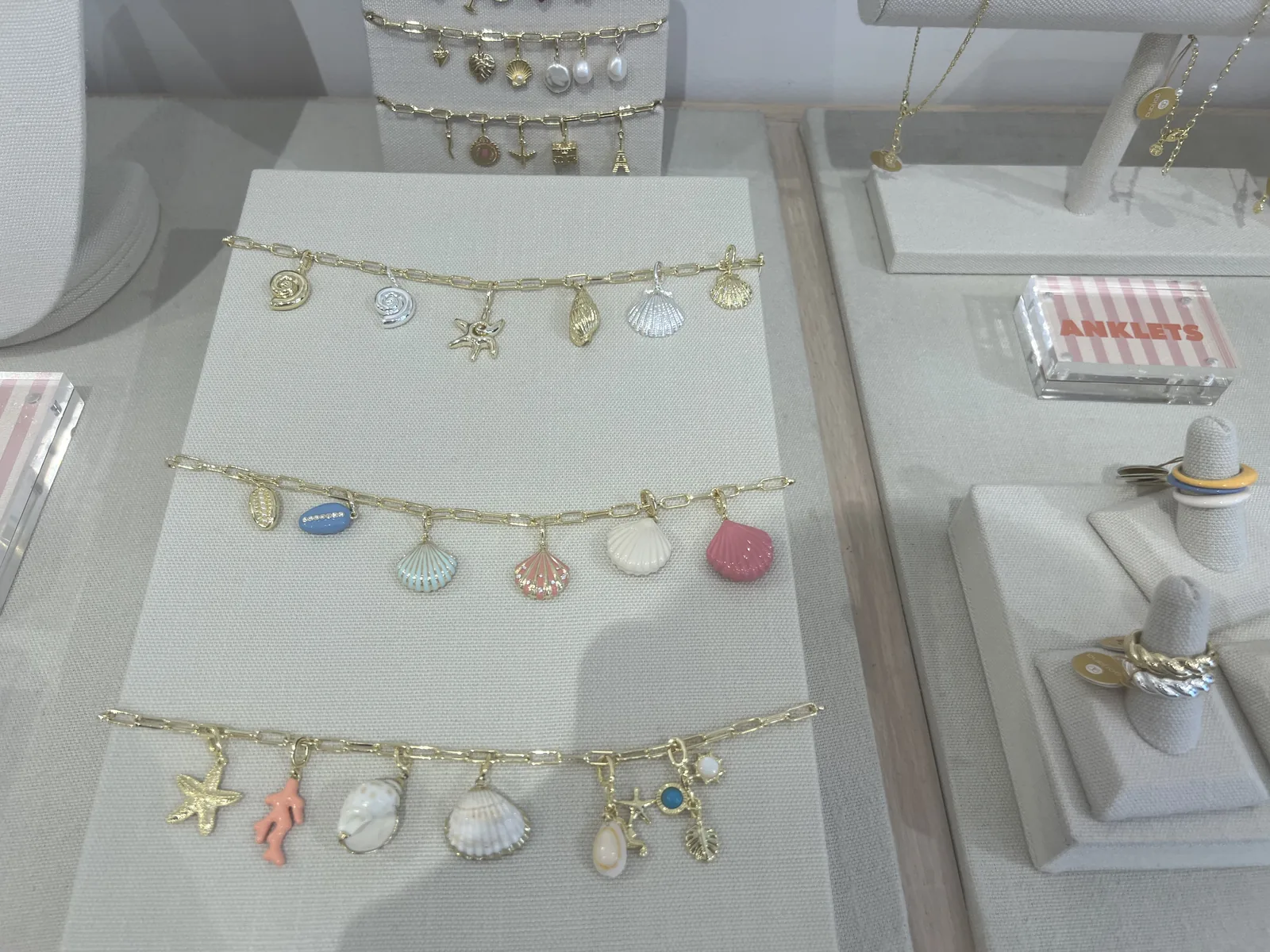 gorjana The Coterie 自选 charm 手链,细链上挂着海星、贝壳、珊瑚等彩色吊坠,旁边 Anklets 小牌