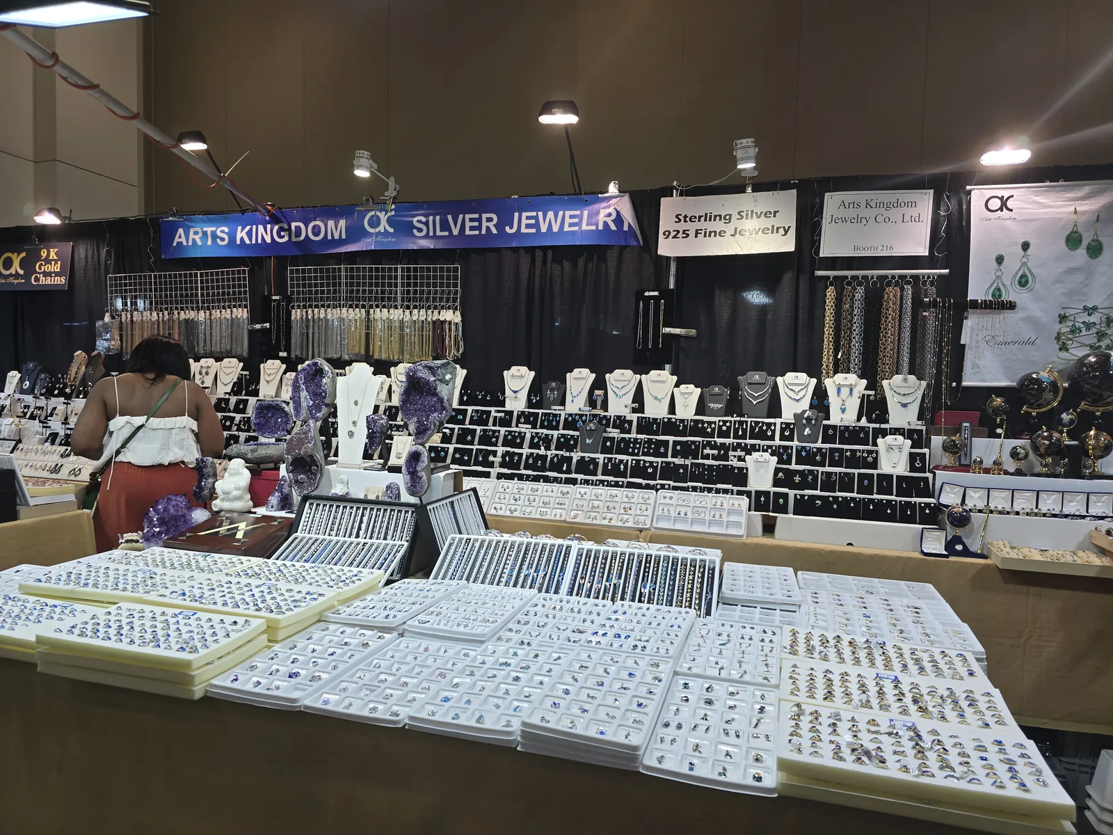 InterGem 展会 Arts Kingdom Silver Jewelry 925 银饰摊位,白托满摆戒指耳钉吊坠,墙上挂项链
