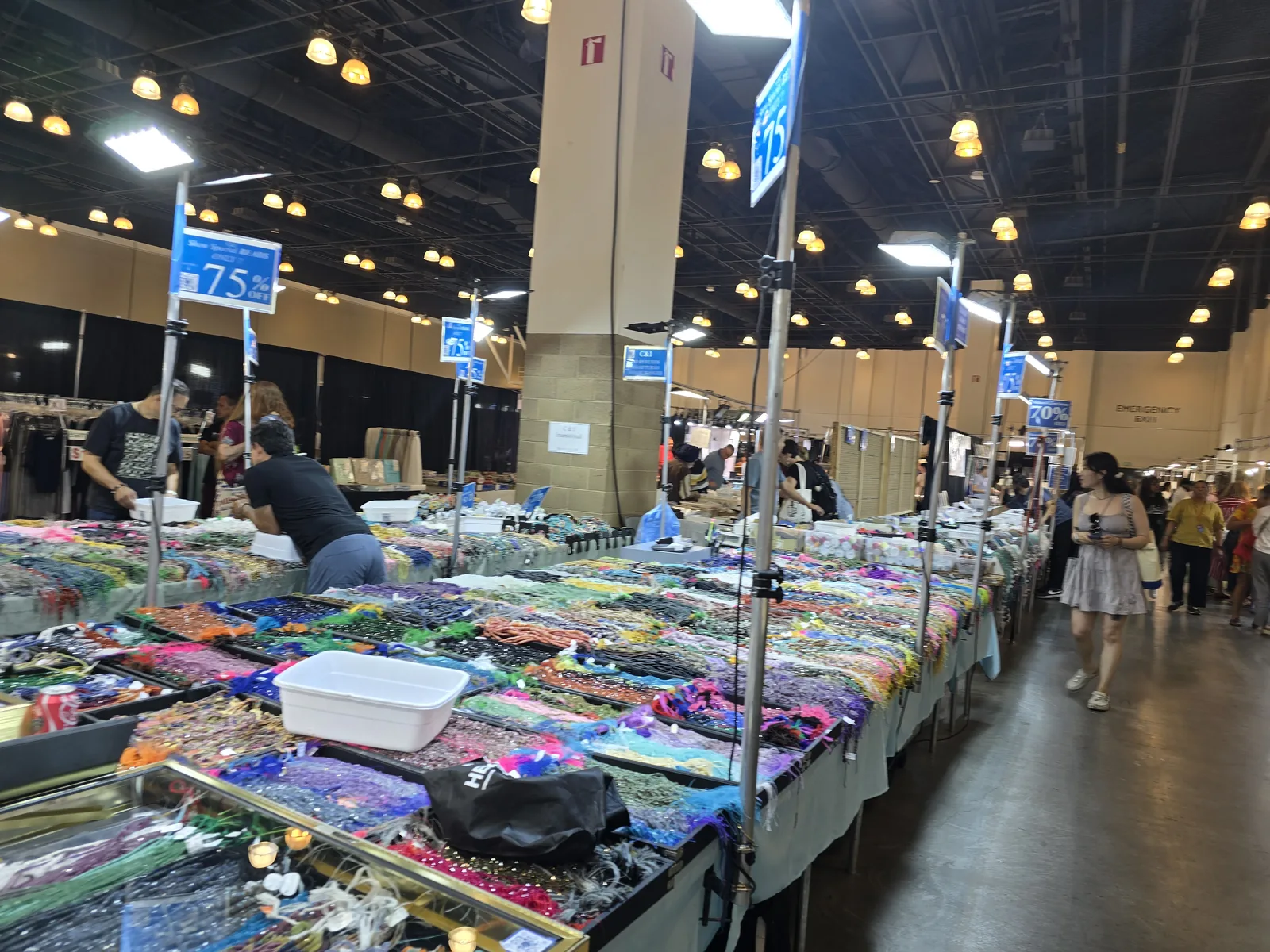 InterGem 展会散装裸石与半宝石成桌陈列,蓝色标牌写 75 美元