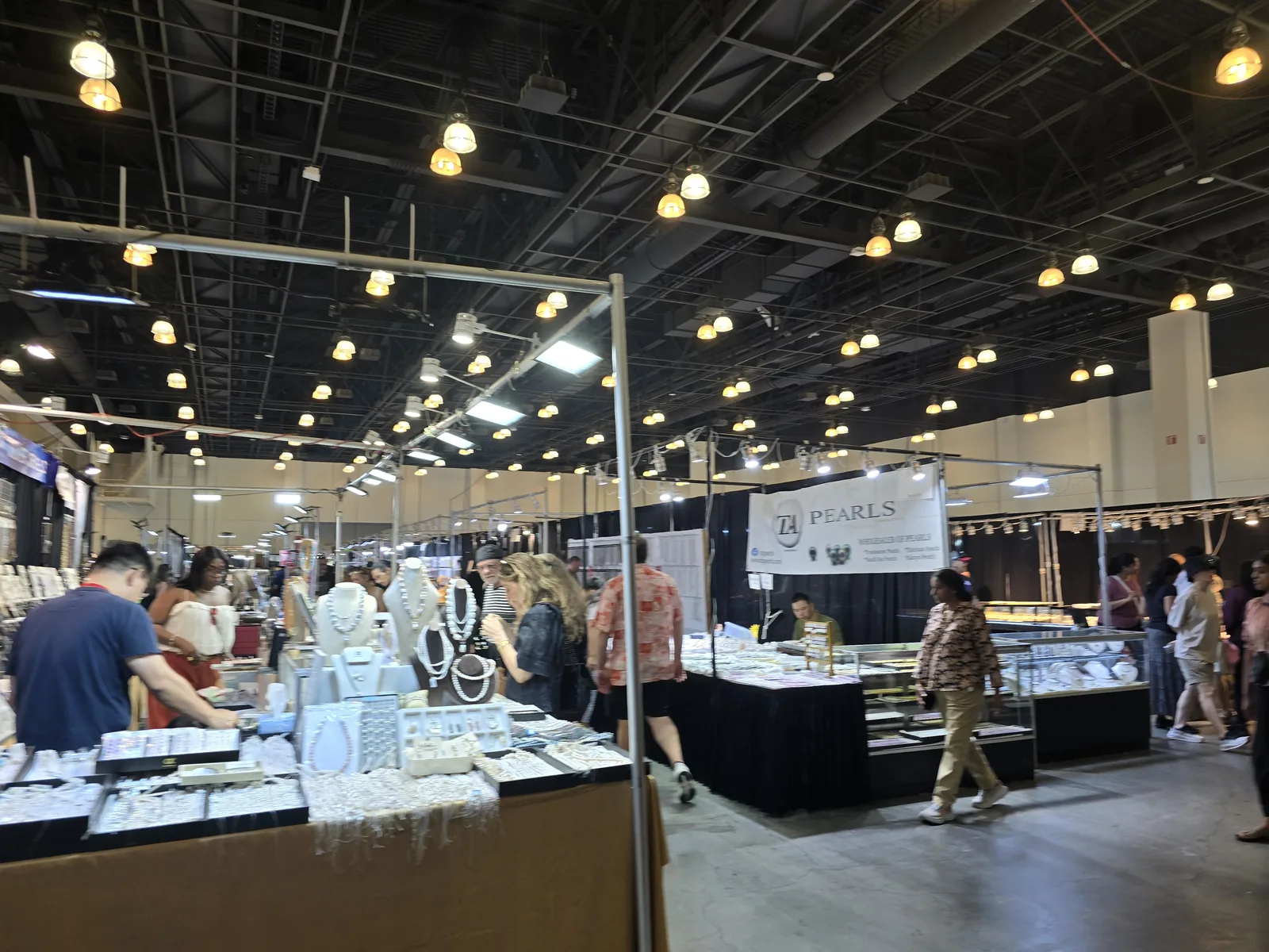 InterGem 珠宝宝石展会展中心内景,宽通道两侧摊位与人流