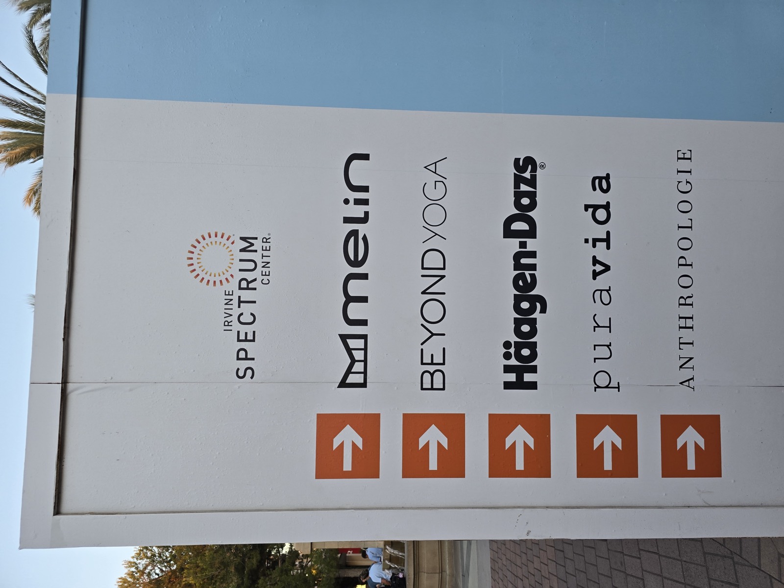 Irvine Spectrum Center 的品牌导览牌,列出 melin、Beyond Yoga、Häagen-Dazs、Pura Vida、Anthropologie 等