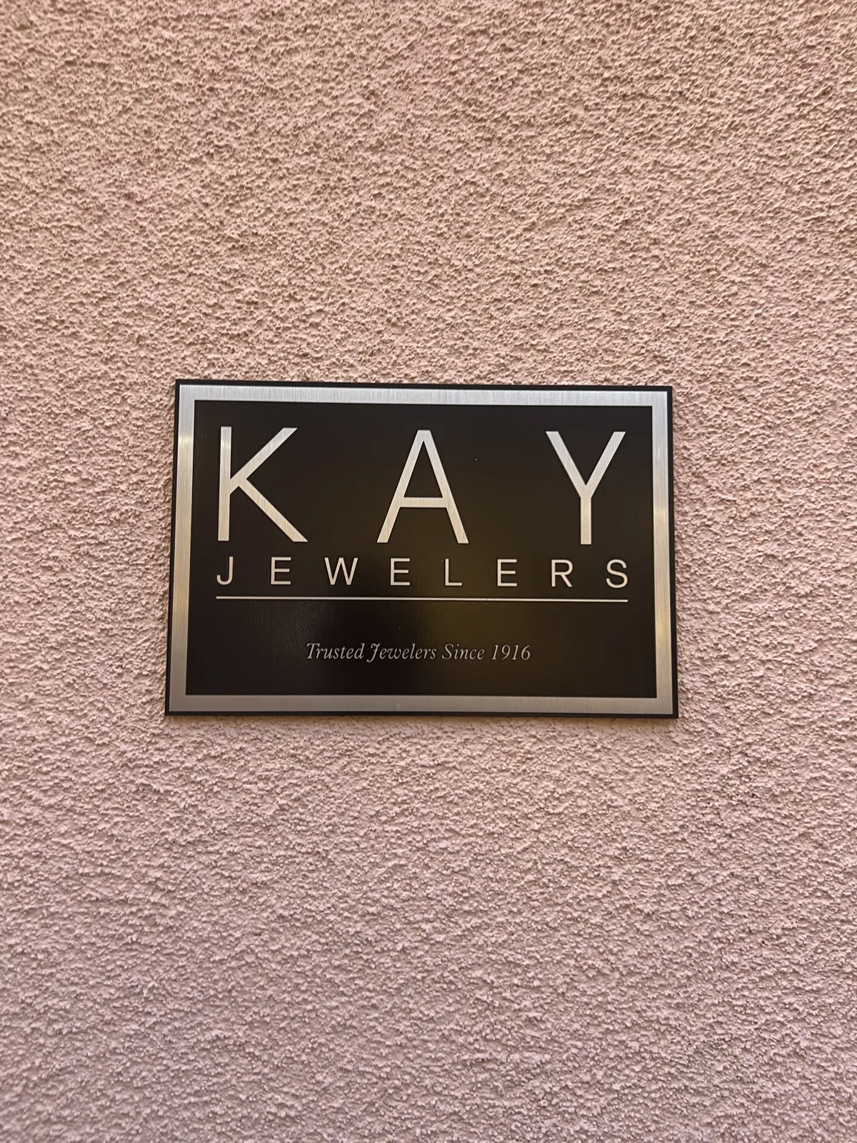 Kay Jewelers 门口铜牌:Trusted Jewelers Since 1916
