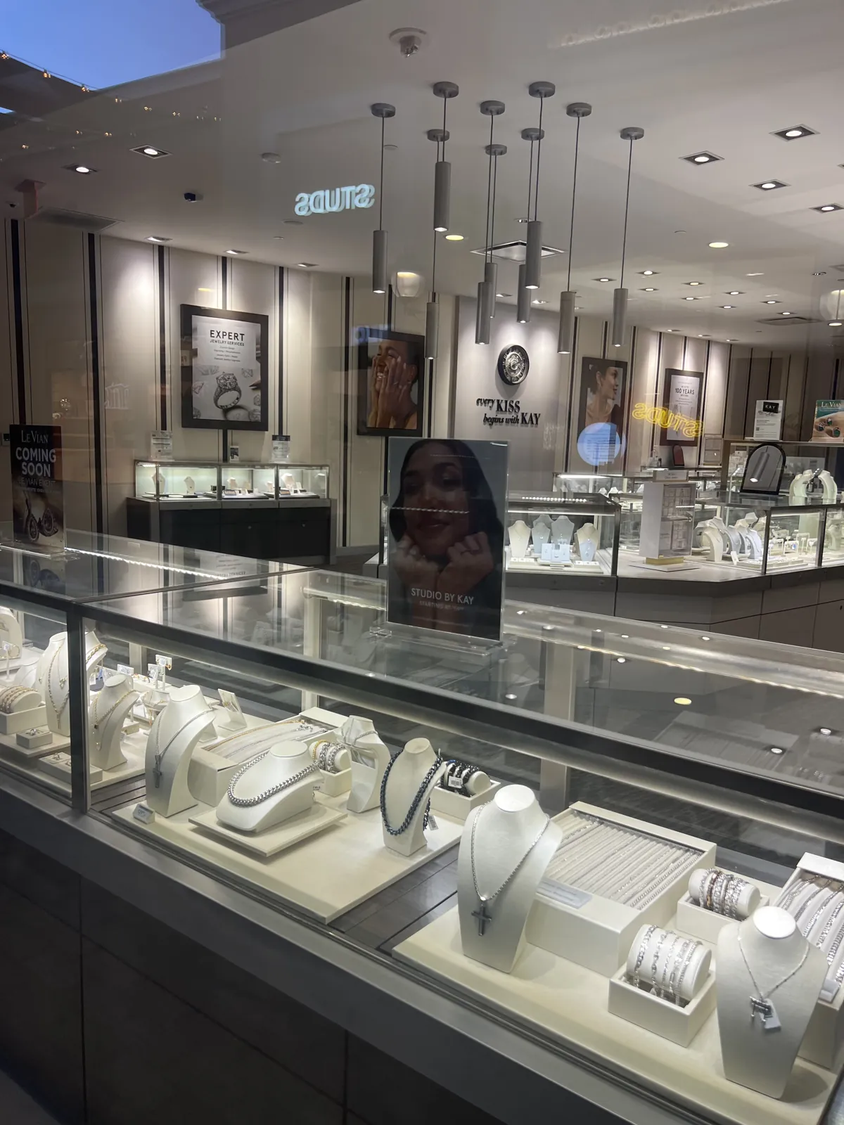 Kay Jewelers 橱窗内封闭玻璃珠宝展柜