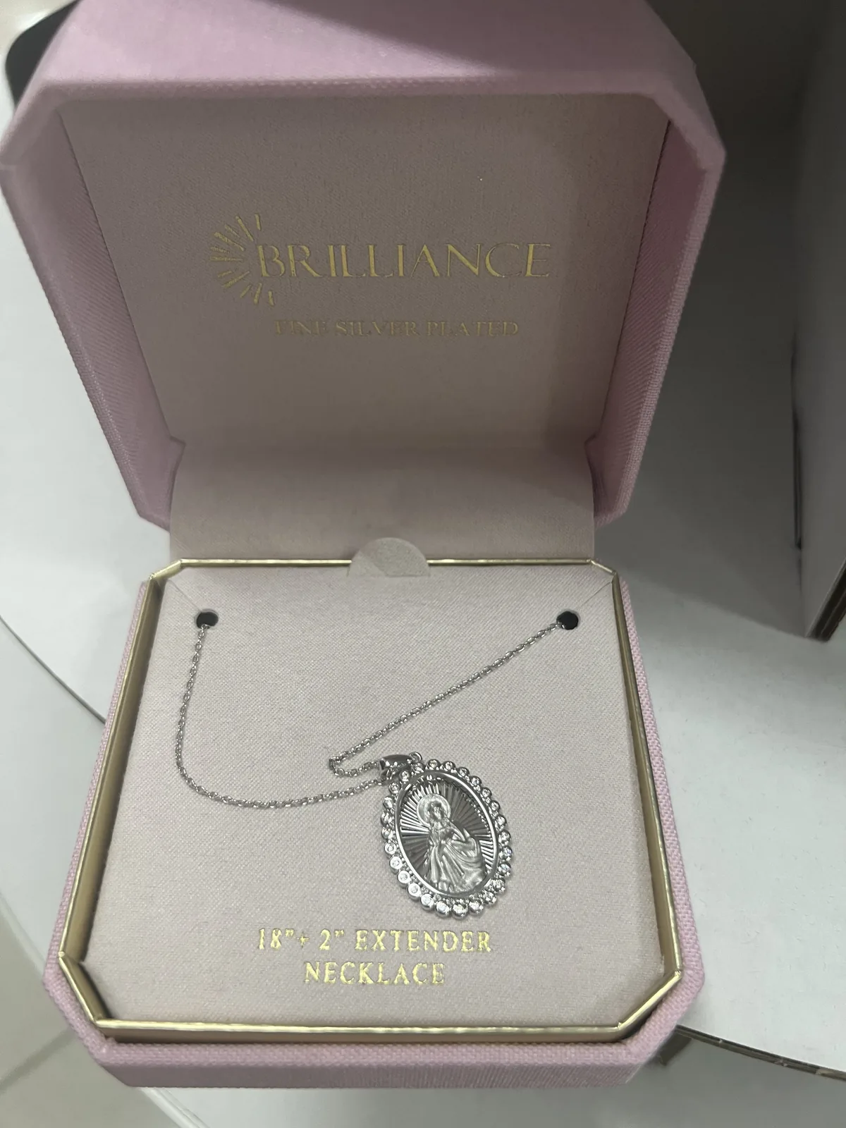 Kohl's Brilliance Fine Silver Plated 圣像圆牌吊坠项链,粉色礼盒,18 加 2 寸延长链