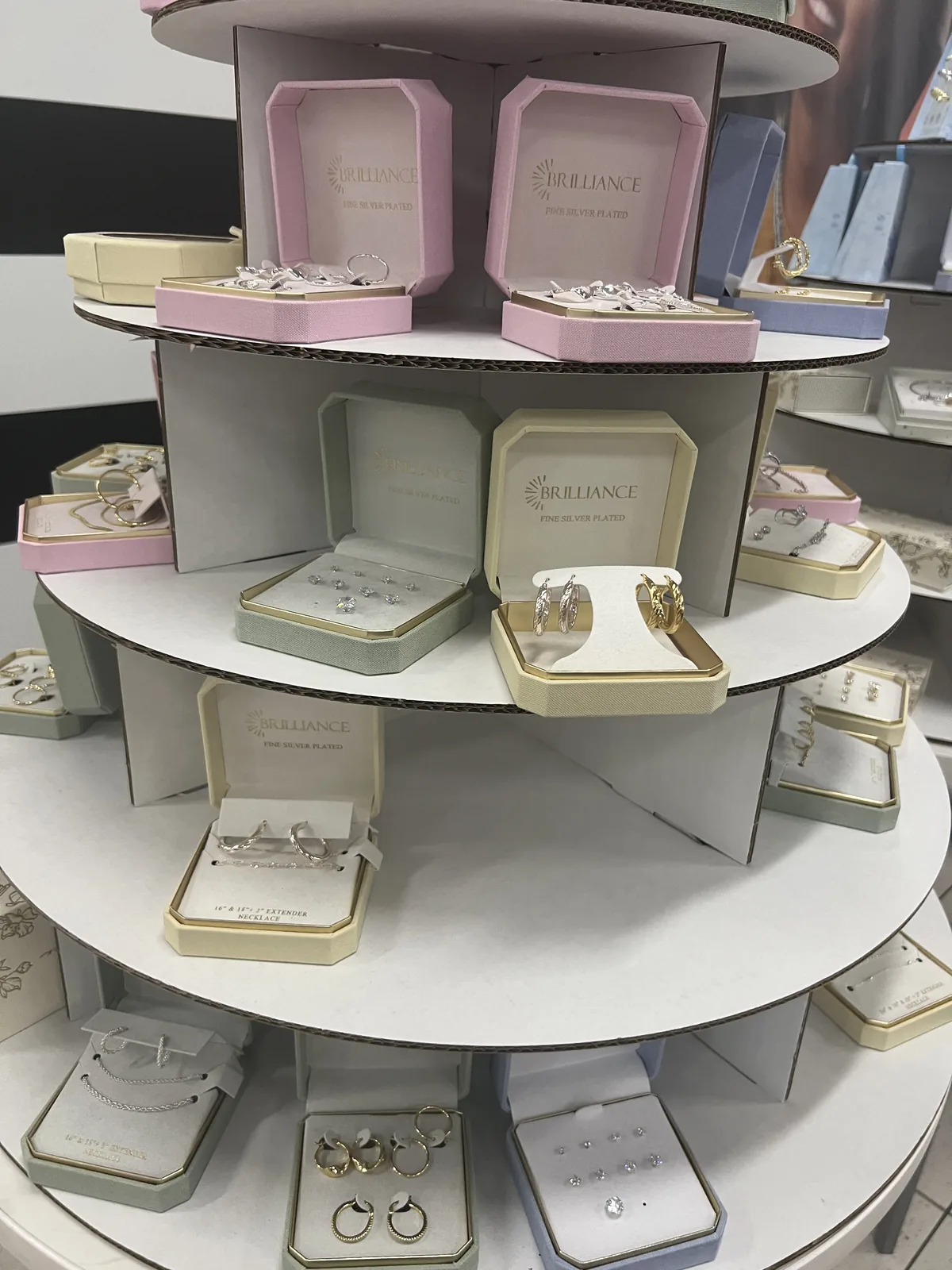 Kohl's Brilliance 镀银饰品礼盒塔,粉、米、豆绿、浅蓝多色礼盒装耳钉圆圈耳环吊坠