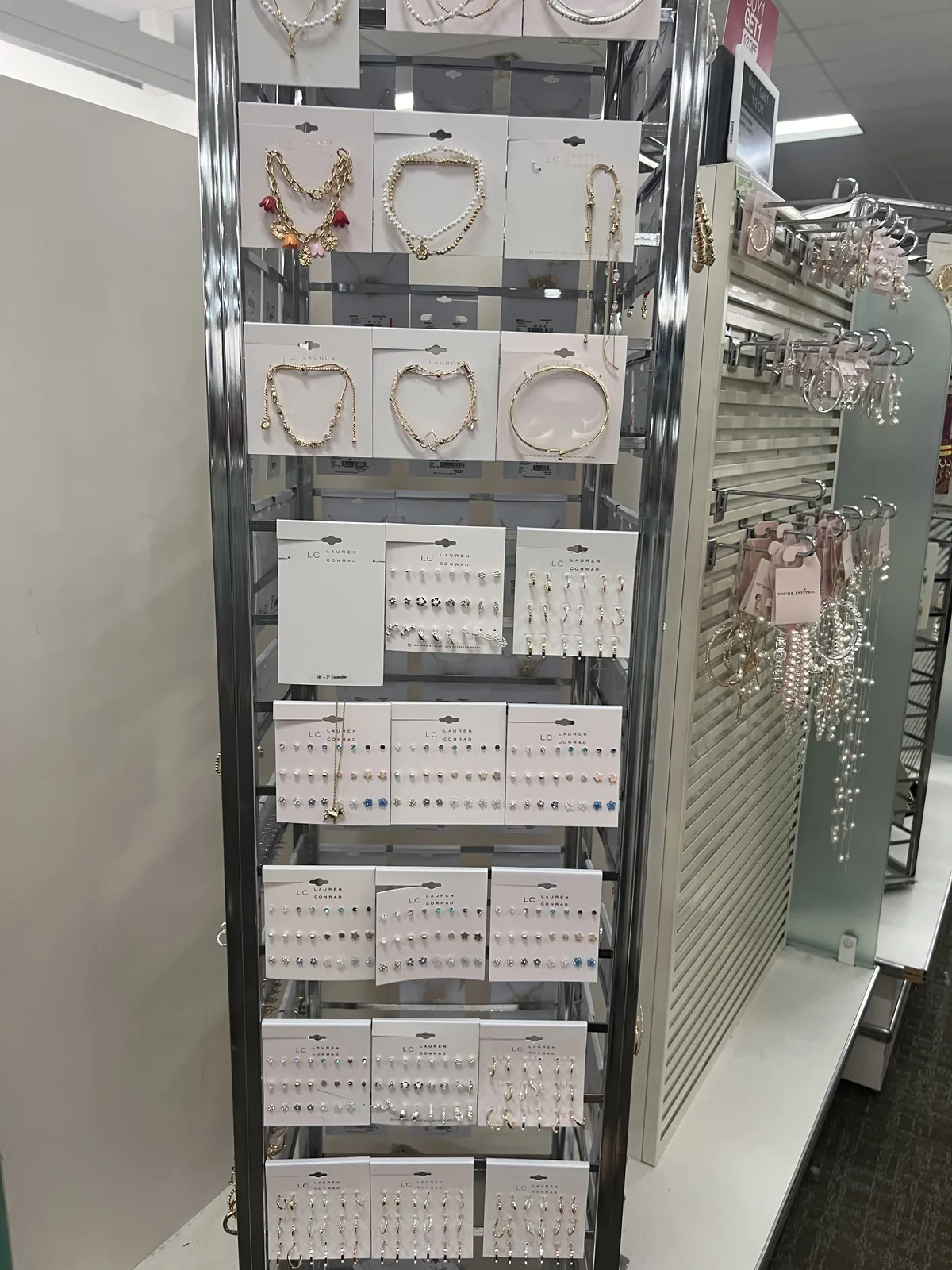 Kohl's 时尚饰品挂钩墙,LC Lauren Conrad 多件套耳钉卡、珍珠碎钻项链手链挂卡陈列