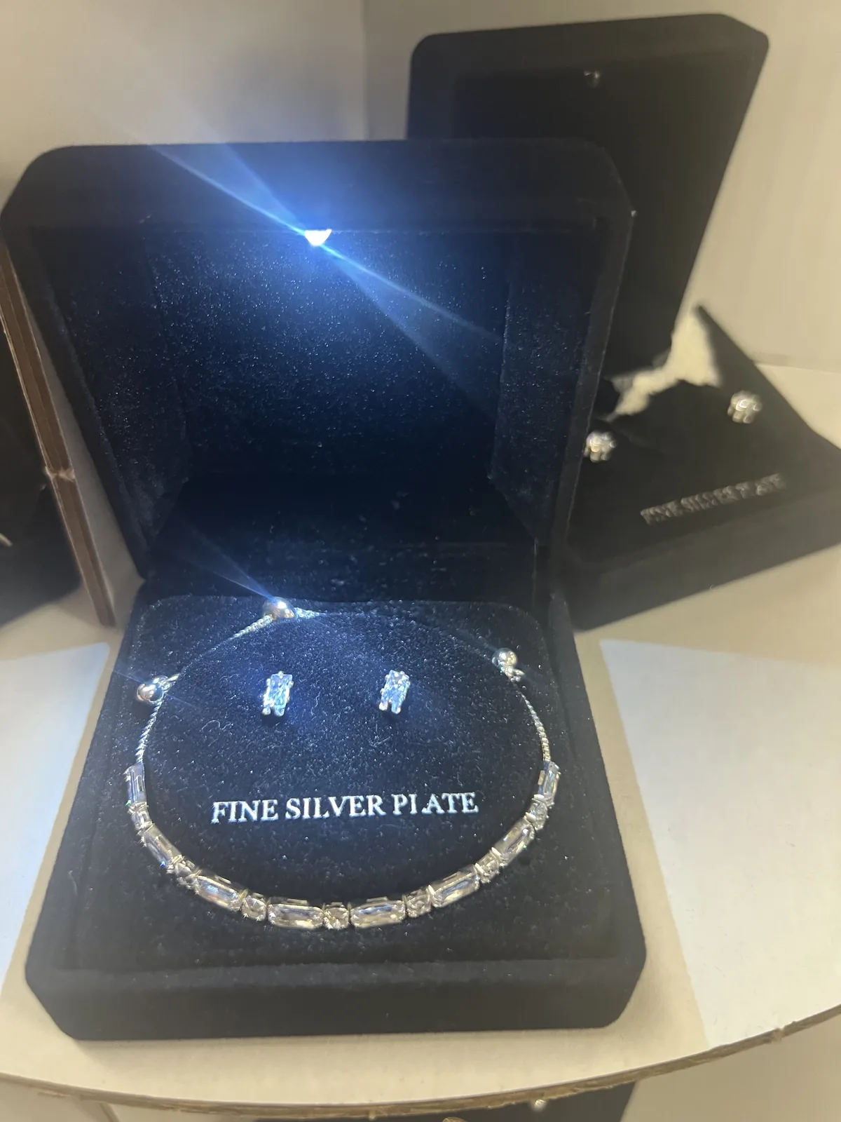 Kohl's Fine Silver Plate 镀银水晶网球手链加耳钉套装,黑色 LED 灯礼盒