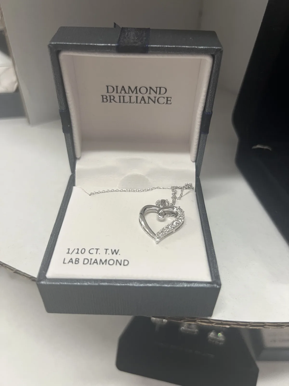 Kohl's Diamond Brilliance 培育钻心形吊坠特写,盒盖标注 1/10 CT T.W. LAB DIAMOND