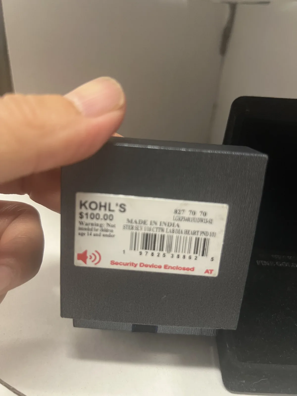 Kohl's 培育钻心形吊坠礼盒底价签特写:KOHL'S 100.00,MADE IN INDIA,STER SLV 1/10 CTTW LAB DIA HEART PND