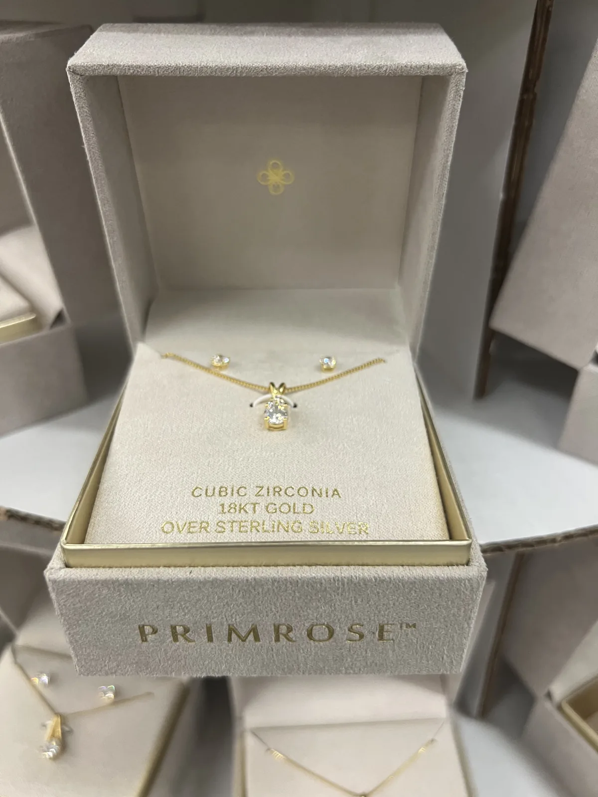 Kohl's Primrose 礼盒特写,CUBIC ZIRCONIA 18KT GOLD OVER STERLING SILVER 金色吊坠加耳钉套装