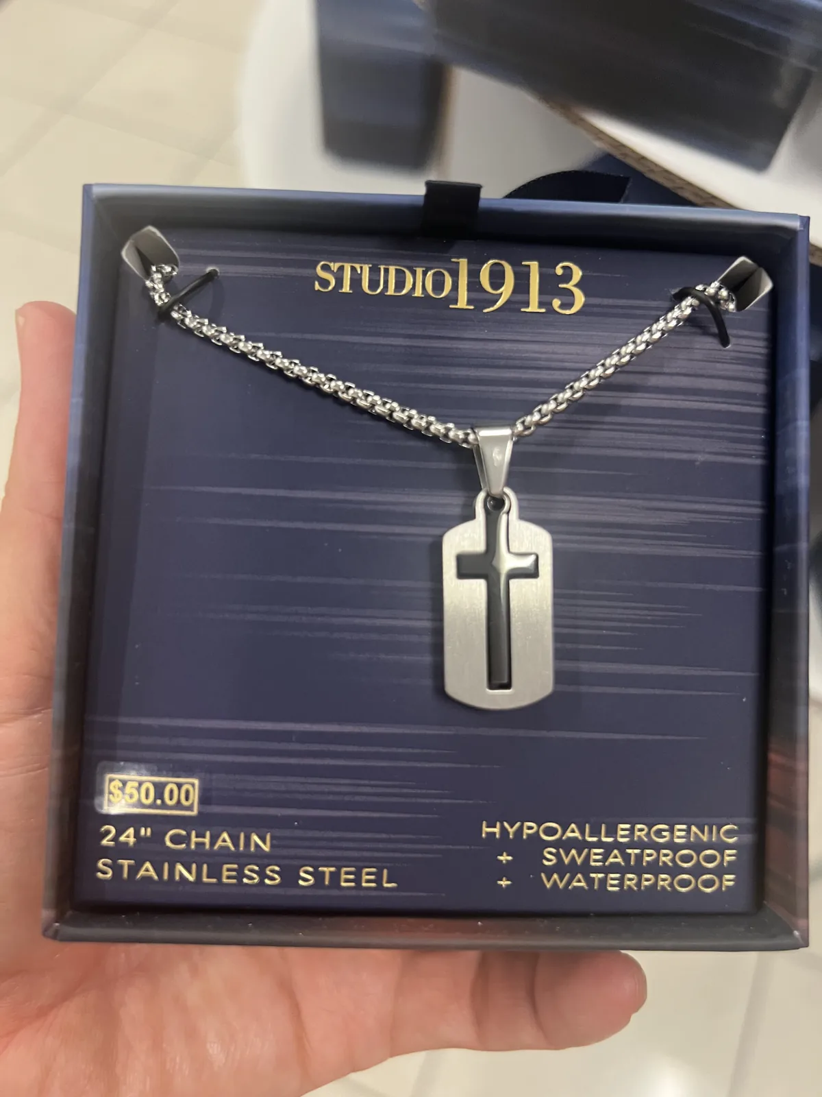 Kohl's Studio 1913 不锈钢十字狗牌吊坠项链,50 美元,24 寸链,标注 HYPOALLERGENIC SWEATPROOF WATERPROOF