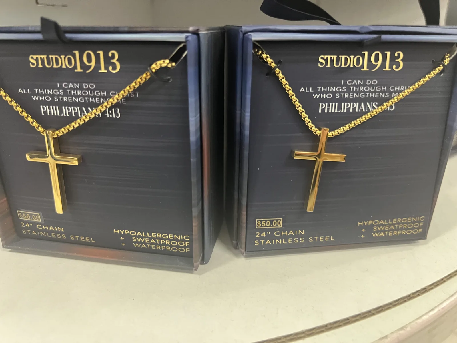 Kohl's Studio 1913 金色不锈钢十字吊坠项链两盒,包装印圣经金句 Philippians 4:13,50 美元