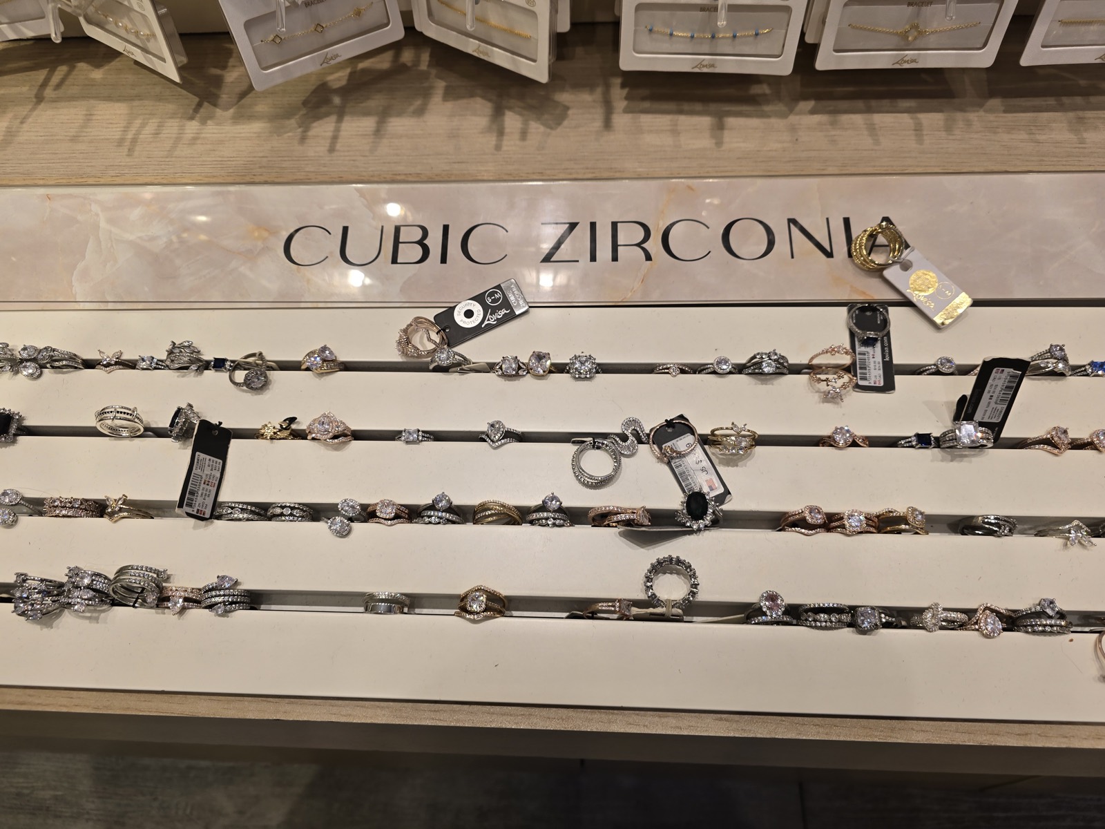 Lovisa 锆石 Cubic Zirconia 戒指陈列墙与价格牌