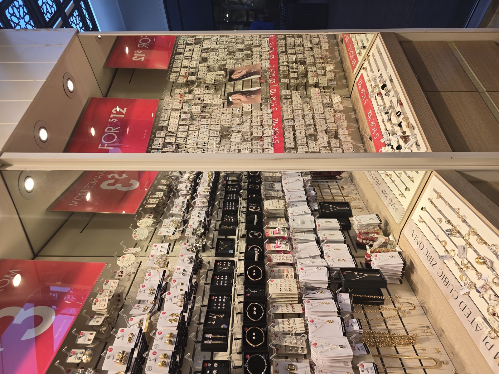 Lovisa 密集铺满的耳饰陈列墙,5 FOR $12 与 CLEARANCE FROM $3 促销