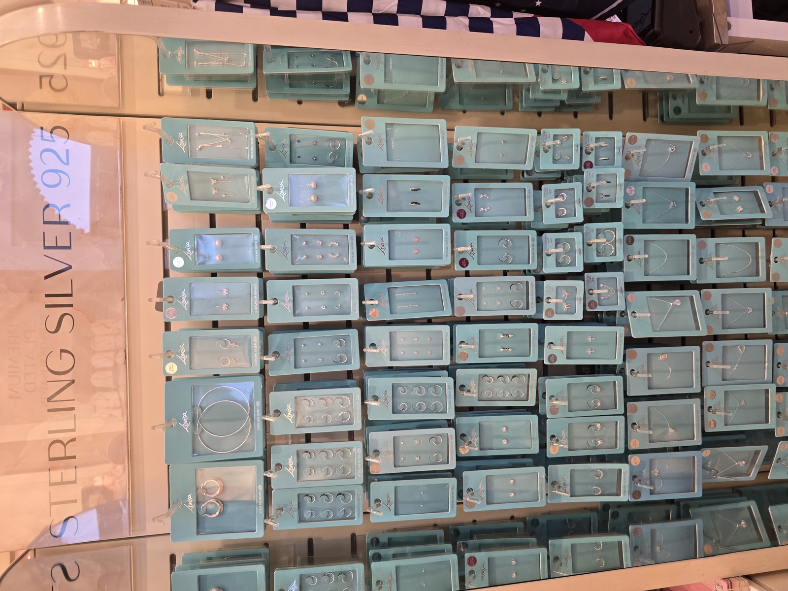 Lovisa 用薄荷绿卡片区分的 925 纯银系列陈列墙