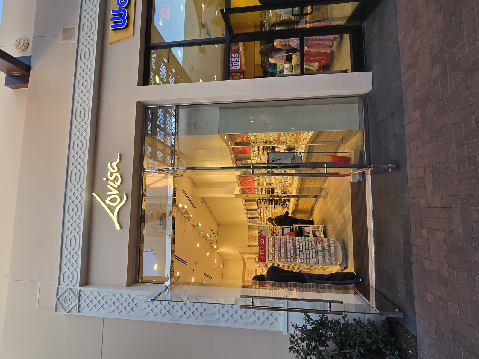 Lovisa 门店在尔湾 Spectrum 露天街区的整体门面