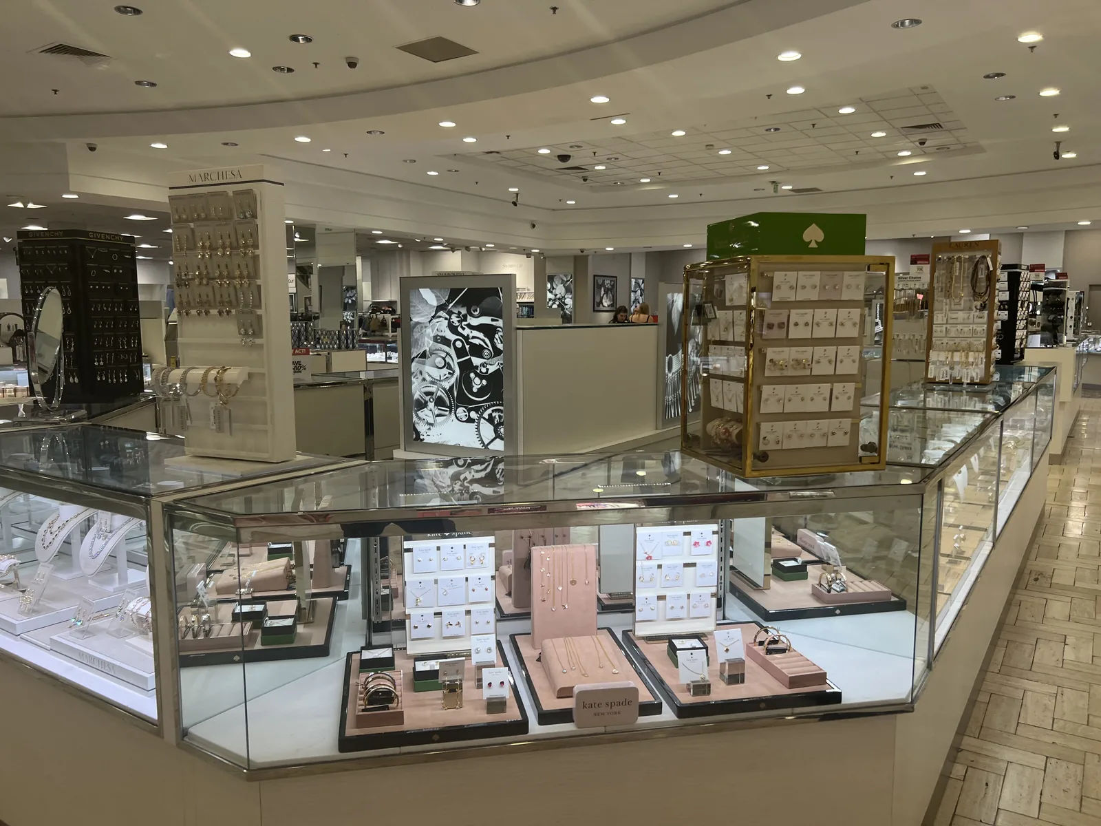 Macy's 时尚饰品区岛台,kate spade、Marchesa、Givenchy 等品牌玻璃柜与陈列架