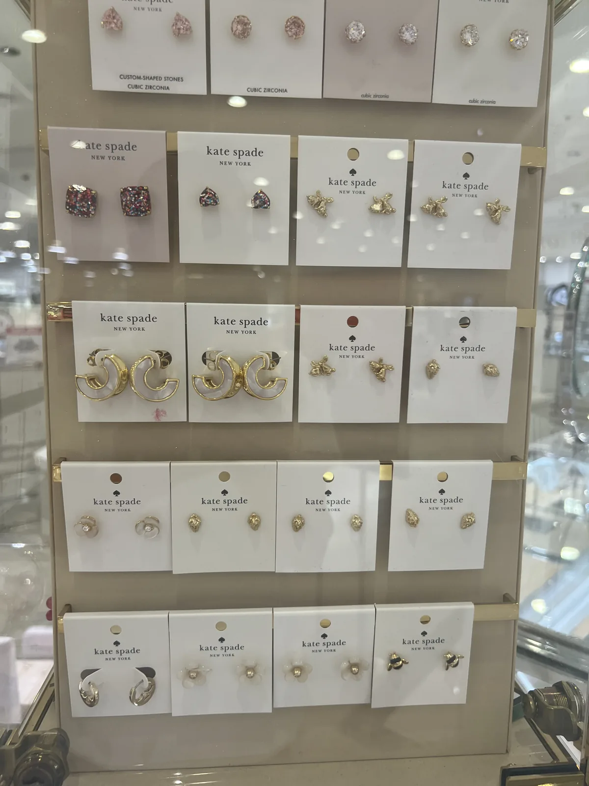 Macy's kate spade 耳饰墙,锆石、蜜蜂、珐琅花朵、珍珠耳钉一排排