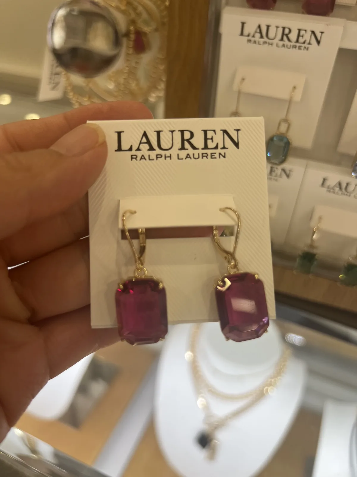 手持 Lauren Ralph Lauren 紫红色玻璃仿宝石金色耳坠