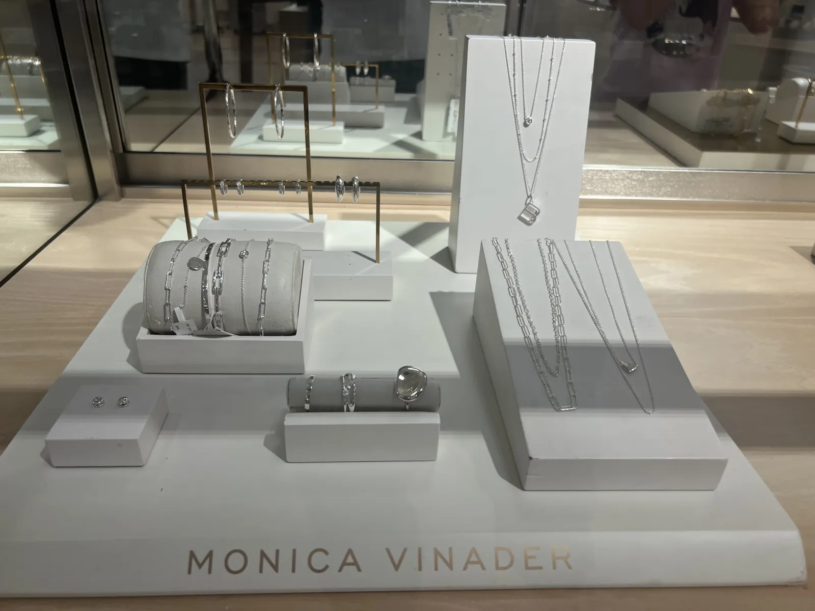 Nordstrom 店内 Monica Vinader 极简金饰专柜