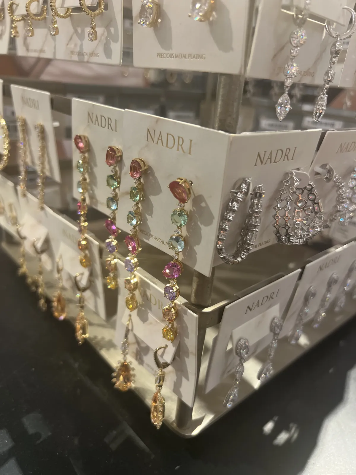 Nordstrom 店内 NADRI 时尚珠宝整墙陈列