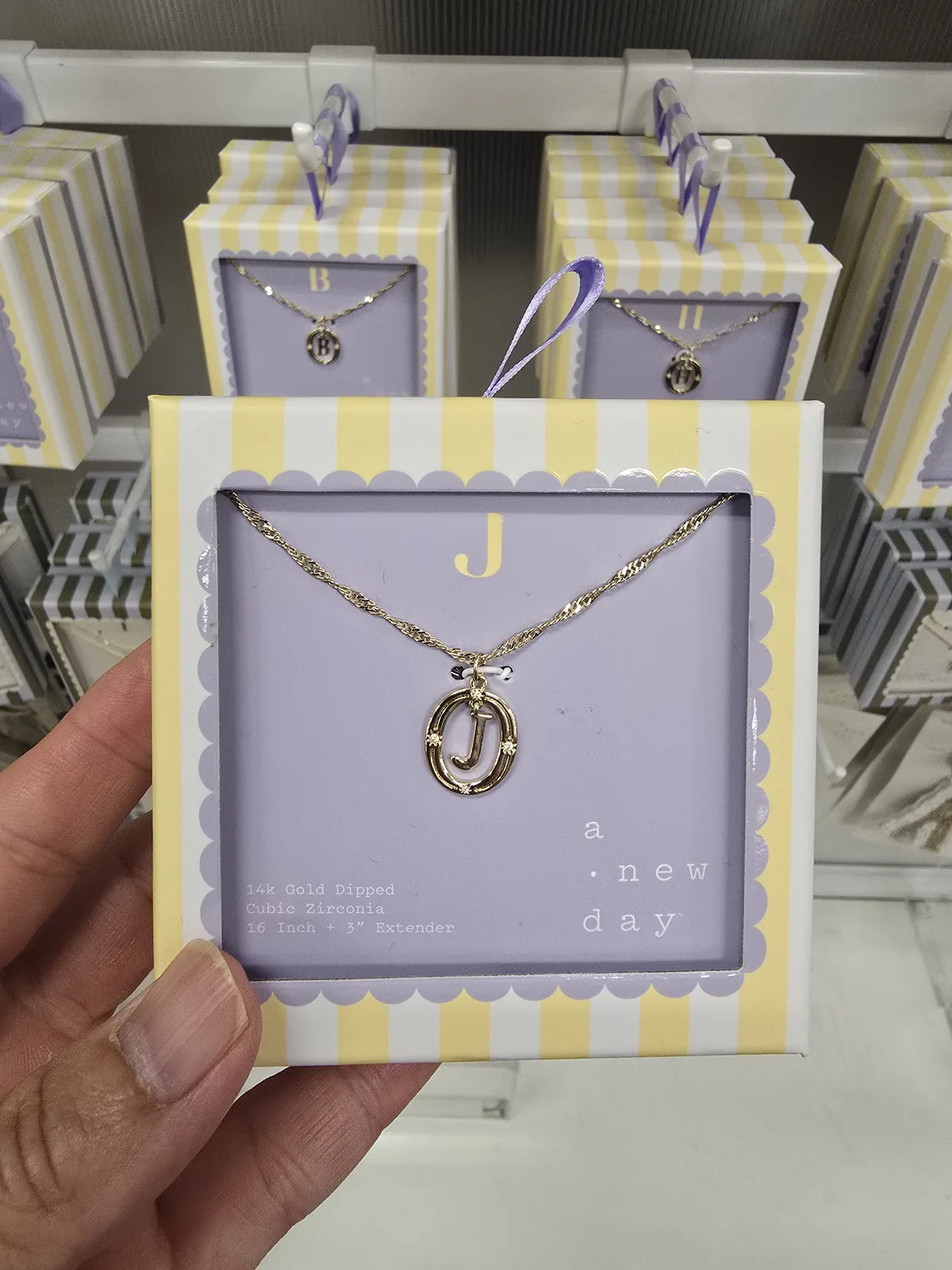 Target a new day 项链加耳钉套装,装在黄色格纹礼盒里,手持展示