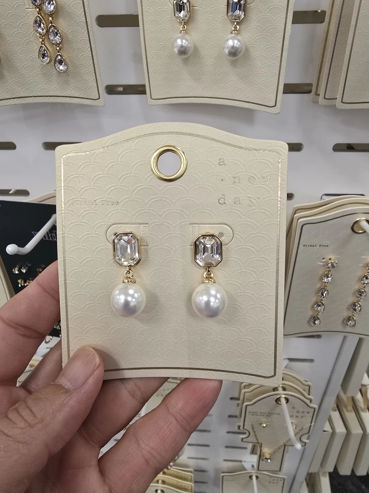 Target a new day 仿珍珠垂坠耳环纸卡,手持展示