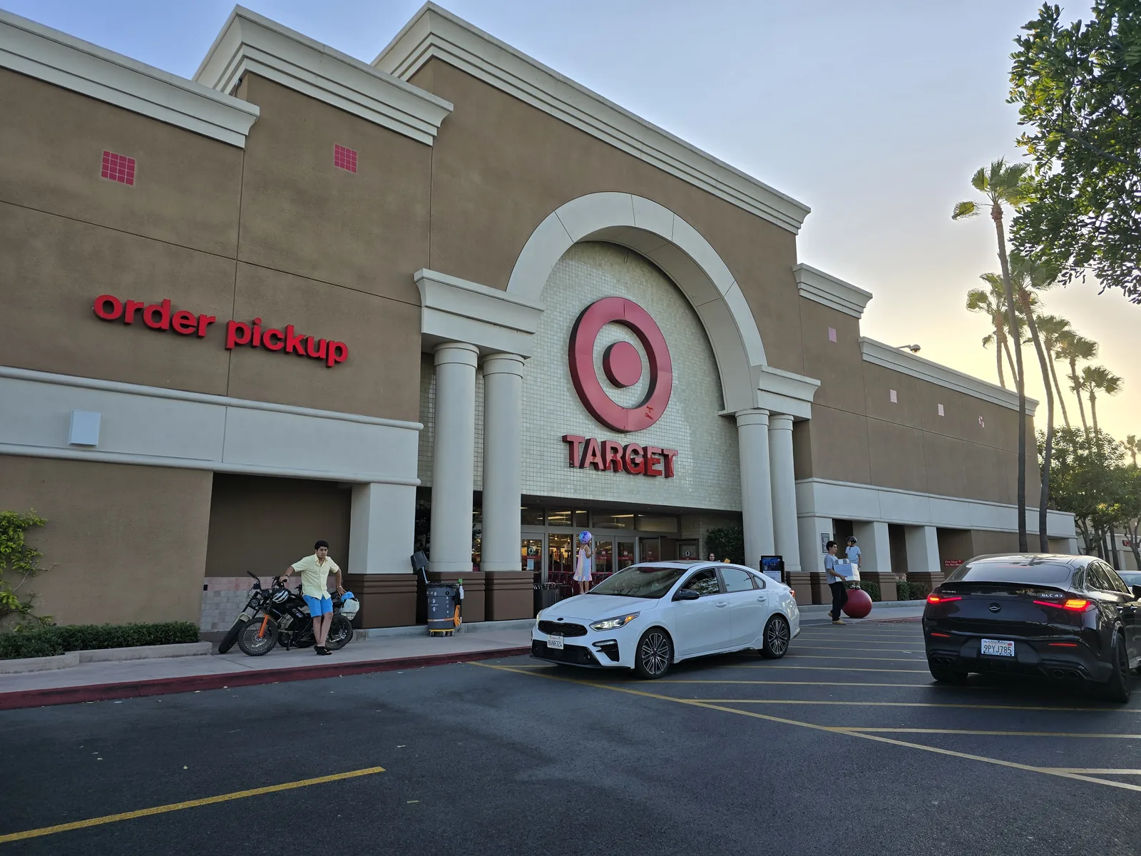 加州一家 Target 门店外观,黄昏时分的入口与 Target 靶心招牌