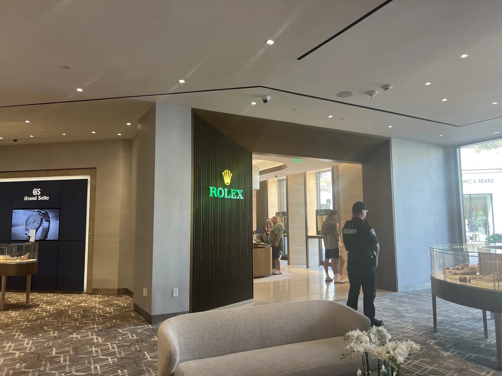 The 1916 Company 内的 Rolex 绿色专区与 Grand Seiko 展示,门口有保安