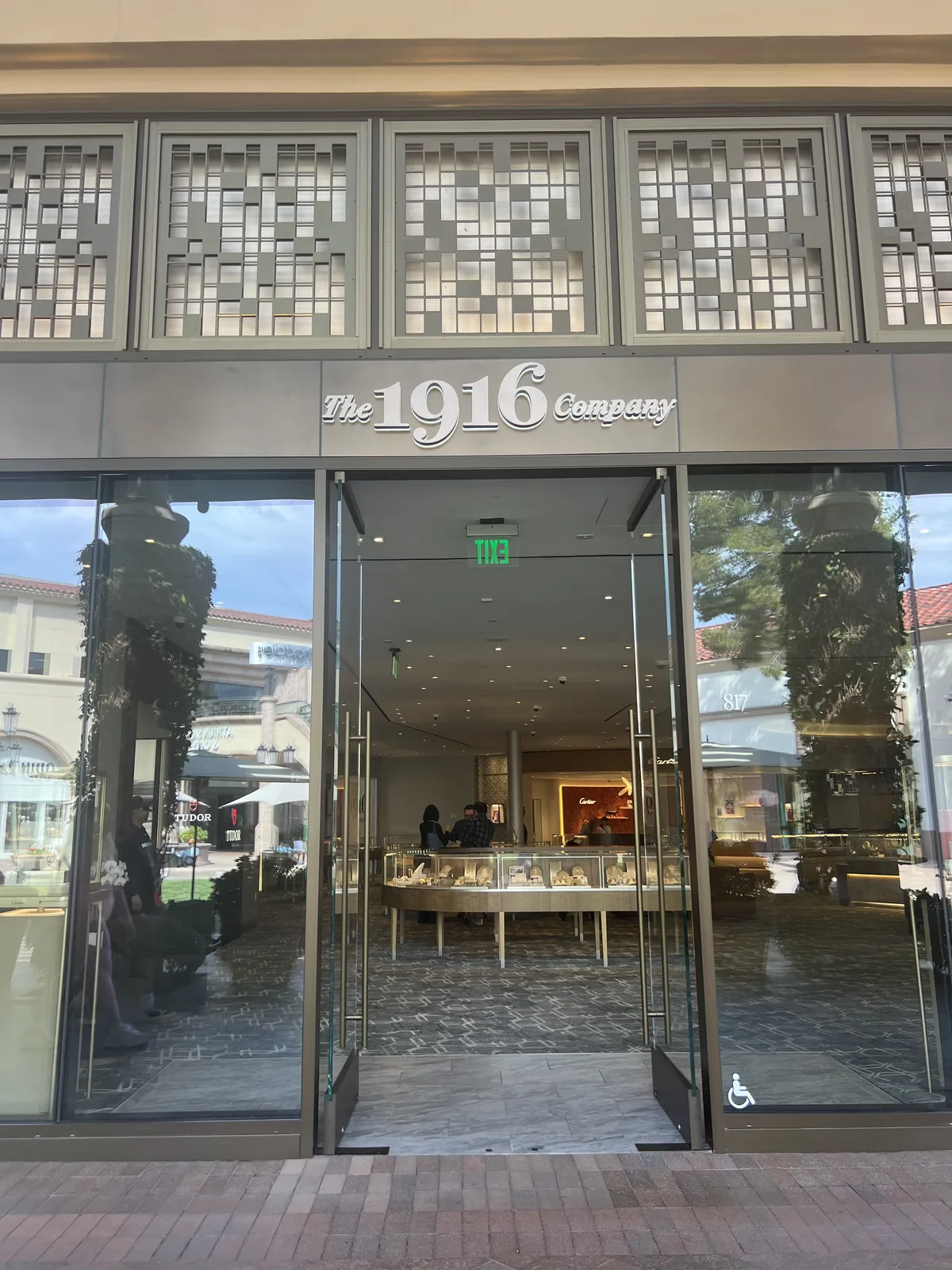 The 1916 Company 门店外观,玻璃门内可见 Cartier 柜台