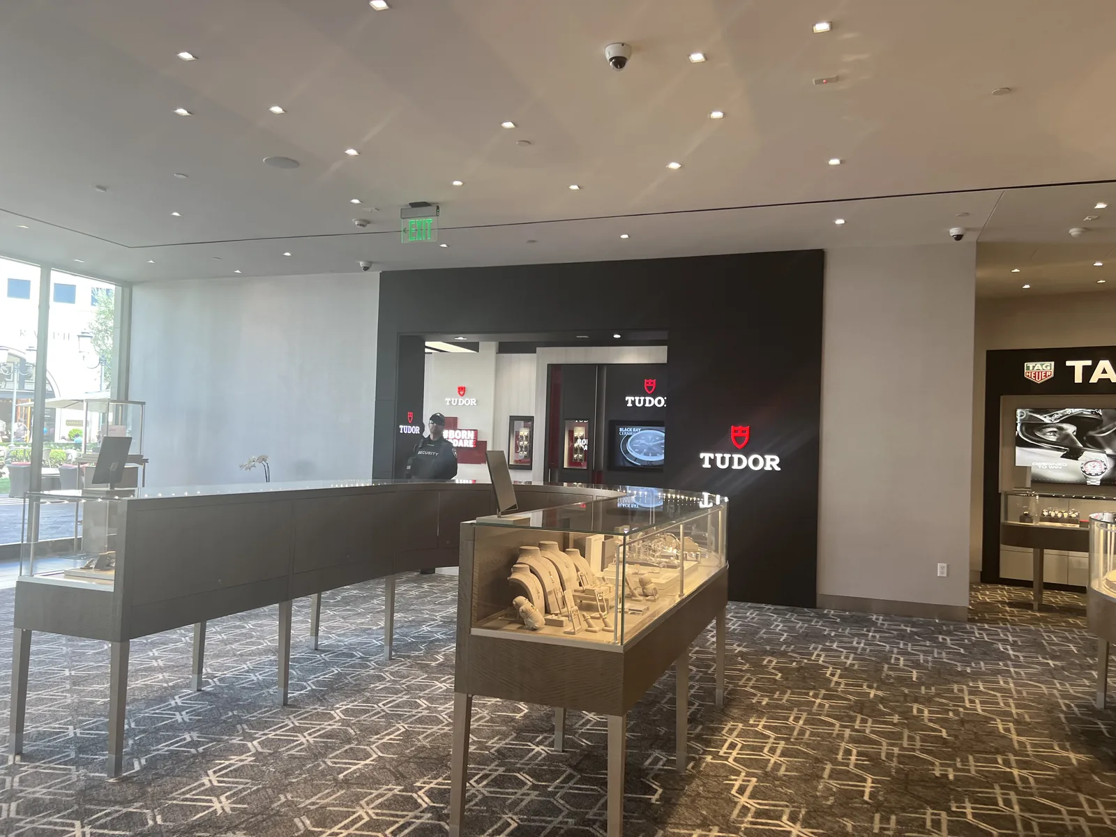 The 1916 Company 内的 Tudor 与 TAG Heuer 腕表专区展柜