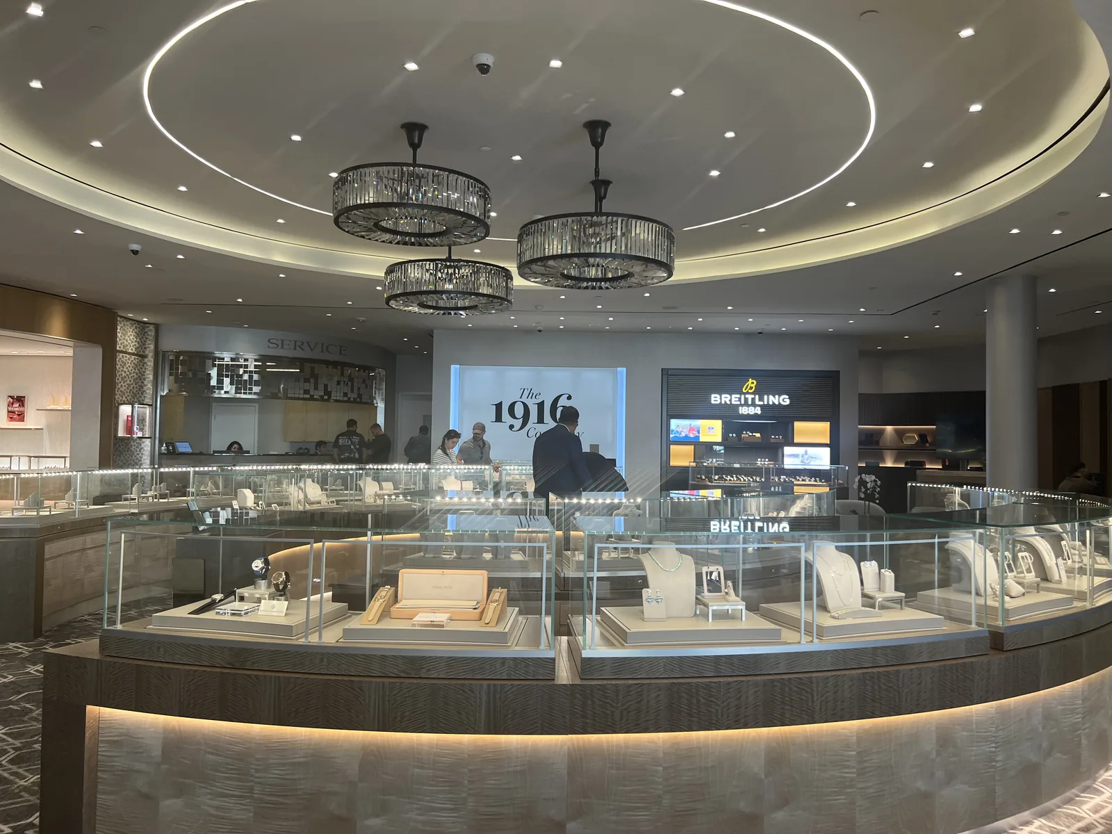 The 1916 Company 内部,水晶吊灯下的环形腕表珠宝展柜与 Breitling 专区